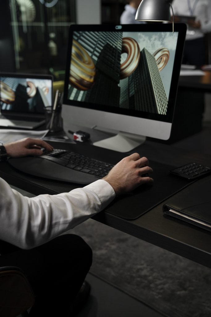 designer industriel travaillant sur ordinateur au bureau