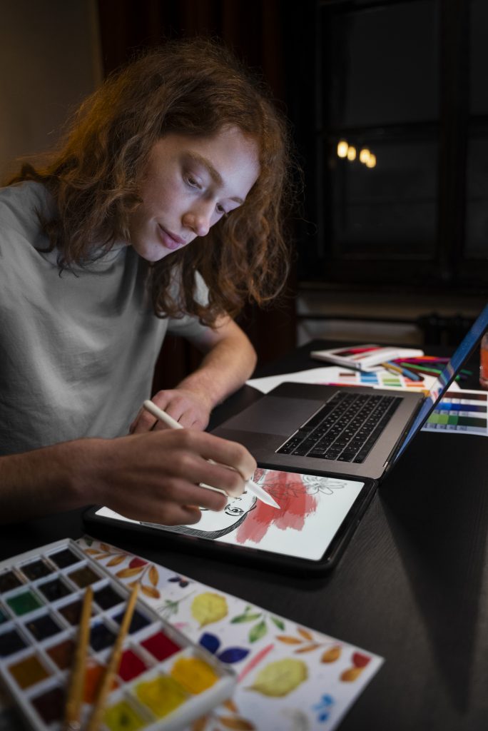 vue laterale femme dessinant sur ipad